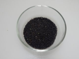 3、五黑固肾米糊,黑芝麻备好。