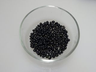 4、五黑固肾米糊,黑豆淘洗干净，沥干水备用