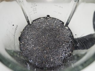 8、五黑固肾米糊,然后放入黑芝麻