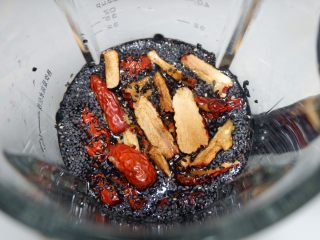 9、五黑固肾米糊,红枣。