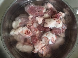 1、电饭煲卤猪脚,猪脚加入清水洗干净后捞起来放入盘子