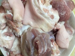 2、电饭煲卤猪脚,放入盘子准备