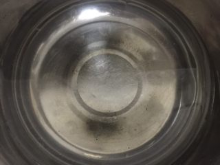 3、电饭煲卤猪脚,锅里加入清水，连猪脚一起放入