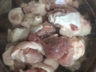 4、电饭煲卤猪脚,锅里加水要没过猪脚，开火煮开