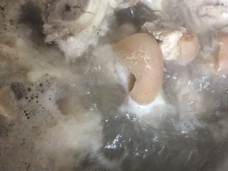 5、电饭煲卤猪脚,猪脚煮开后，捞起来放入盘子里