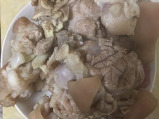 6、电饭煲卤猪脚,煮开的猪脚放盘子备用