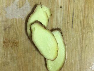 7、电饭煲卤猪脚,姜切片