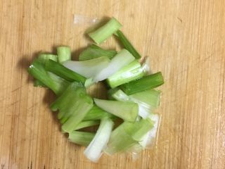 11、电饭煲卤猪脚,葱白切段