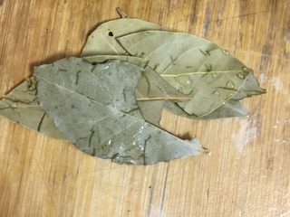 9、电饭煲卤猪脚,香叶4到5片