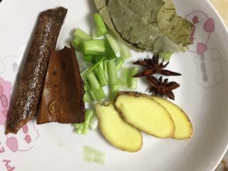 12、电饭煲卤猪脚,把佐料放一起备用