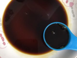 14、电饭煲卤猪脚,接着倒入生抽45g