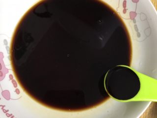 15、电饭煲卤猪脚,再倒入老抽5g