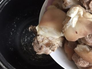 16、电饭煲卤猪脚,把猪脚倒入电饭锅里