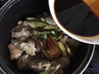 17、电饭煲卤猪脚,接着倒入佐料后搅拌均匀
