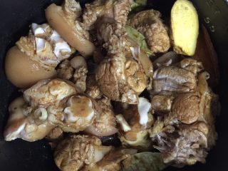 18、电饭煲卤猪脚,腌制15分钟