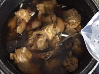 19、电饭煲卤猪脚,腌好了倒入清水，要淹没过猪脚