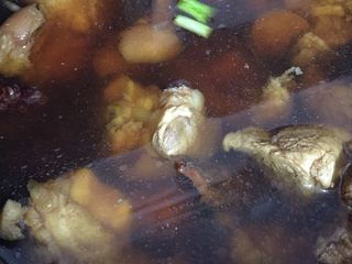 20、电饭煲卤猪脚,加入水后，盖锅开煮