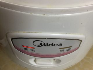 21、电饭煲卤猪脚,按下煮饭按键，煮1小时