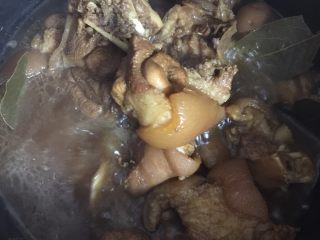 22、电饭煲卤猪脚,锅里的汁剩下得差不多了，捞起盛盘子