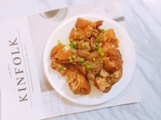 23、电饭煲卤猪脚,美味的卤猪脚，肉感柔软，老人、小孩都可以吃，盛小盘美美的摆拍一下。