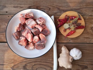 1、冬至美食 家常红烧牛肉,牛腩切成两指见方的大块（因为做熟会缩水，所以建议切的不要太小），先用凉水浸泡15-20分钟，洗净肉内毛细血管中的血水。