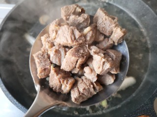 4、冬至美食 家常红烧牛肉,将焯好的牛腩沥水捞出备用，焯牛腩的水过滤一下，去除葱姜留用。