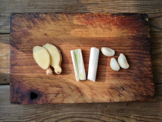 5、冬至美食 家常红烧牛肉,葱切段，姜切片，蒜去皮去蒂洗净备用。