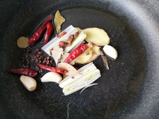 6、冬至美食 家常红烧牛肉,锅中少量油烧热，放入葱姜蒜，八角，花椒，桂皮，香叶，干辣椒爆出香味。