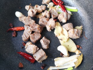 7、冬至美食 家常红烧牛肉,下入焯好的牛腩翻炒至牛腩表面微焦。