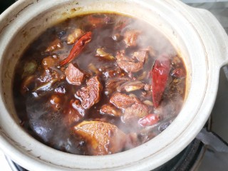 13、冬至美食 家常红烧牛肉,出锅前可根据个人口味添加少量白糖提鲜，收收汤汁即可。（如果要做红烧牛肉面可多留些汤做面的汤头，也可放入土豆或胡萝卜一起焖煮也非常美味）