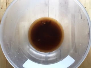 1、免揉黑糖干果软欧包,黑糖溶于热水。我用了玫瑰黑糖,因此还能看到花瓣