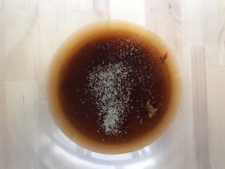 2、免揉黑糖干果软欧包,待黑糖水凉到体温时加入酵母