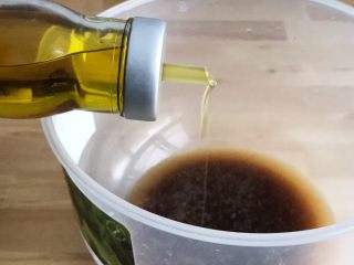 3、免揉黑糖干果软欧包,加入盐、橄榄油,搅拌均匀