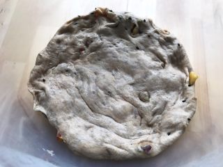 8、免揉黑糖干果软欧包,轻压面团排气