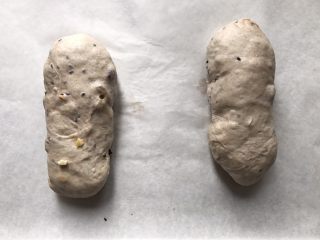 9、免揉黑糖干果软欧包,整形,整出自己喜欢的形状。放入烤箱进行二次发酵,烤箱底部放入一碗热水以增加湿度,发至1.5~2倍大