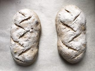 10、免揉黑糖干果软欧包,在面团表面喷水、筛粉、割包