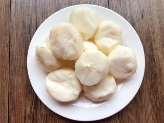 2、荸荠金桔糖水,把荸荠削掉外皮，清洗干净放入盘里待用。