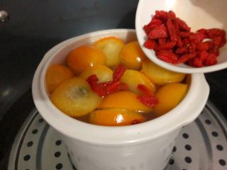 8、荸荠金桔糖水,一个小时炖好以后，倒入洗好的枸杞，再炖2分钟即可。