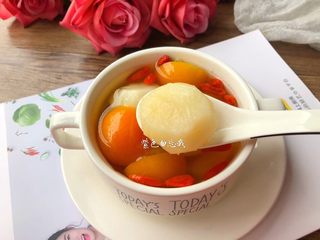 9、荸荠金桔糖水,把炖好的糖水取出来，装入碗里即可享用。