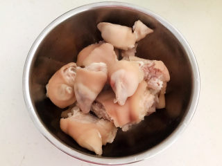 5、黄豆炖猪脚,把焯好的猪脚捞出来用温水清洗干净