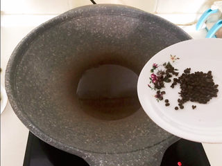 6、黄豆炖猪脚,炒锅烧热后加入大豆色拉油，油烧热后加入花椒粒，煸炒出香味