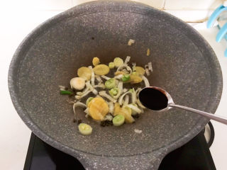 9、黄豆炖猪脚,加入老抽