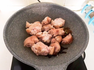 11、黄豆炖猪脚,加入猪脚，翻炒均匀
