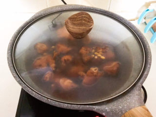 17、黄豆炖猪脚,大火烧开后小火慢烧80分钟