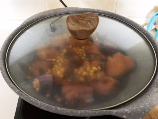 19、黄豆炖猪脚,盖上锅盖继续小火慢烧40分钟