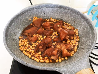 21、黄豆炖猪脚,翻炒均匀，大火收汁即可