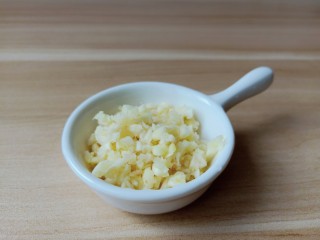 7、白灼大虾,蒜剥皮切成末【大蒜用刀背轻轻拍一下好去皮】