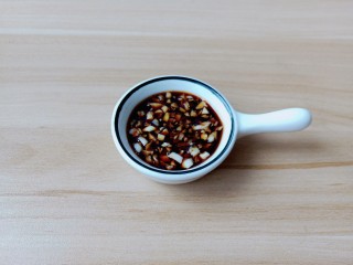 14、白灼大虾,调一个料汁，蒜泥加上生抽即可。