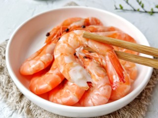 15、白灼大虾,大虾的虾肉又香又嫩。