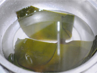 1、麻辣海带丝,新鲜的有机海带放入盆里，用清水洗干净